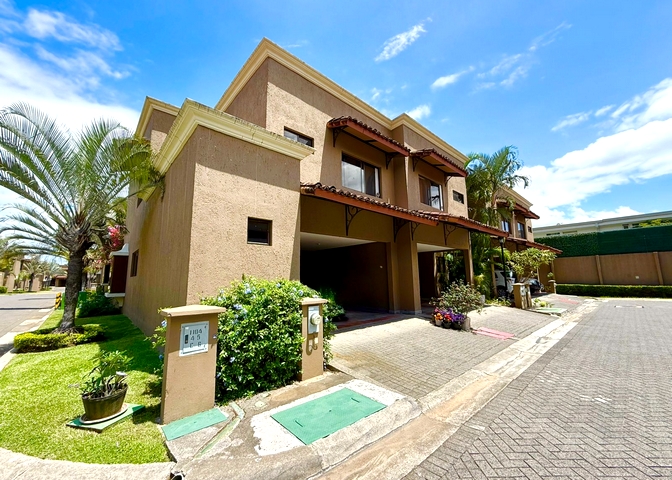 se vende Casa en condominio Pozos Santa Ana, San José, Costa Rica