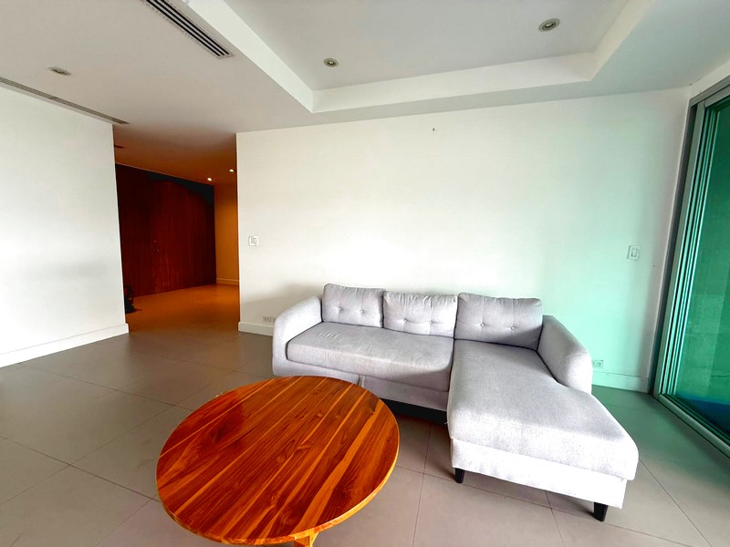 Sala con sofá y acceso al balcón en Central Park