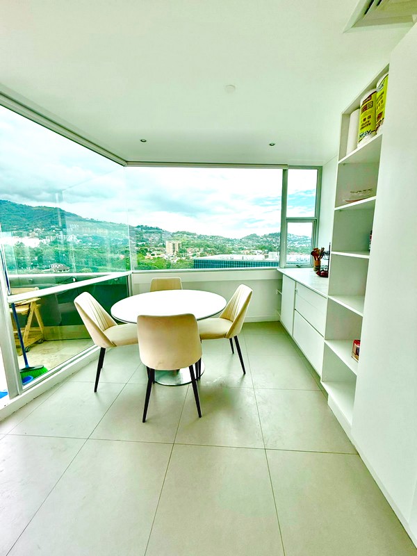 Comedor junto al balcón con vista de Escazú