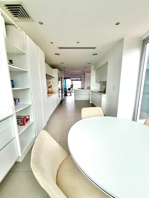 Comedor y cocina del condominio en Central Park Escazú