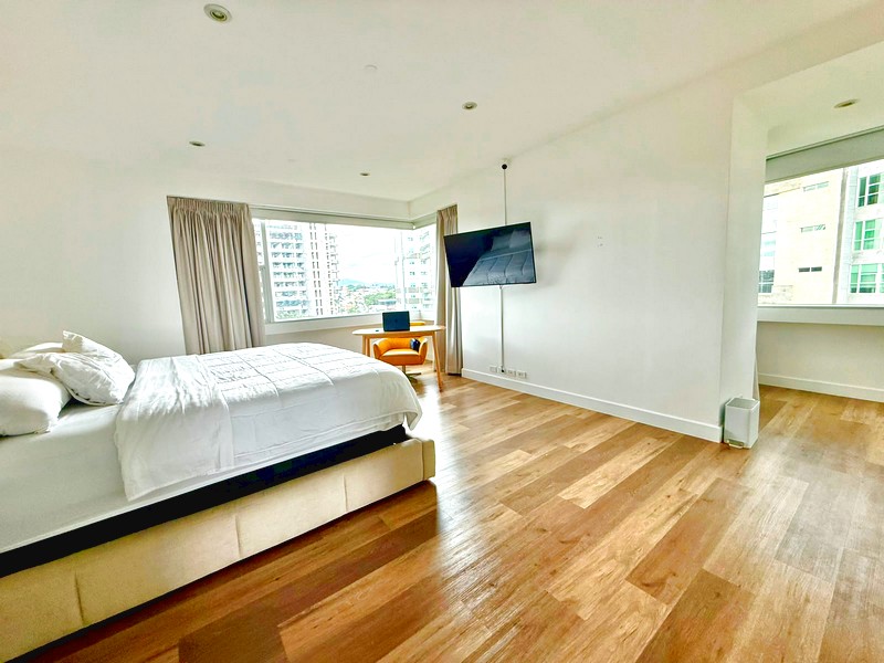 Dormitorio principal con pisos de madera