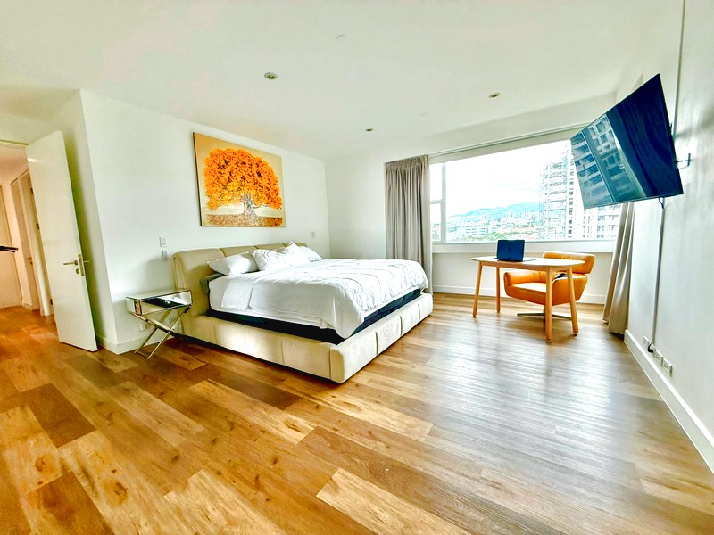 Dormitorio con escritorio y vistas abiertas