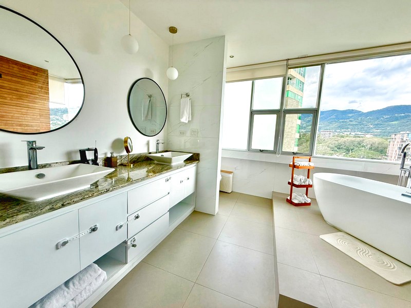 Baño principal con doble lavamanos y vista