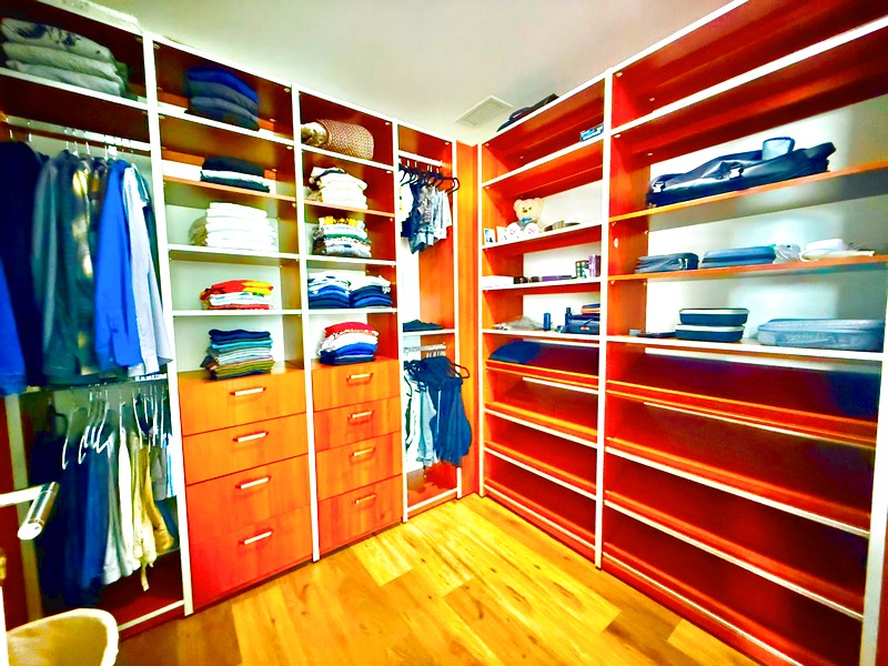 Walk-in closet con mobiliario de madera