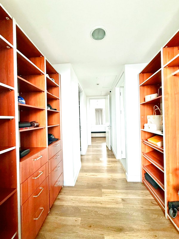 Pasillo interior del walk-in closet