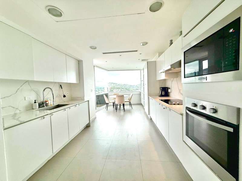 Cocina contemporánea blanca con iluminación natural
