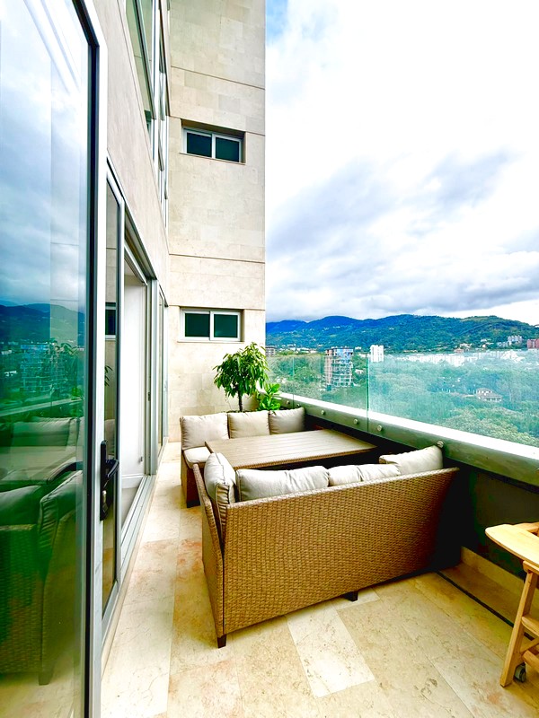 Balcón lateral del condominio en el piso 8
