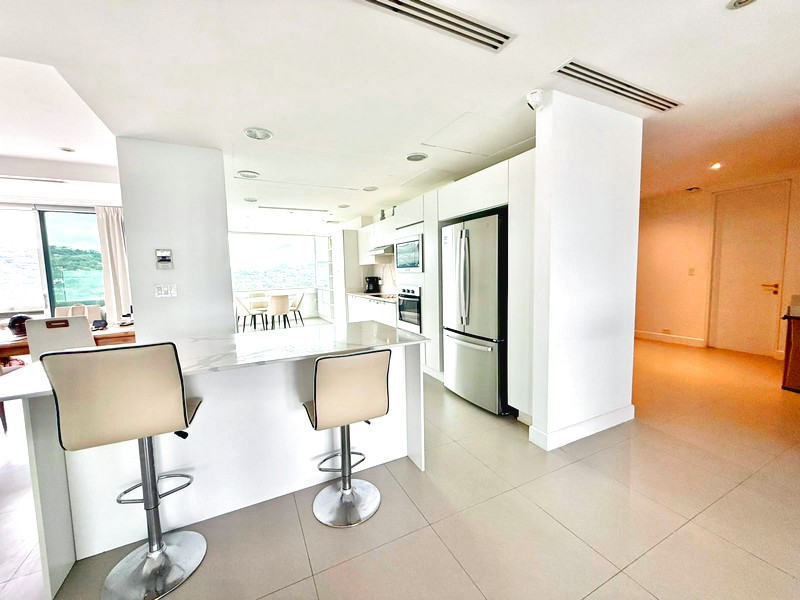 Cocina abierta con desayunador del condominio