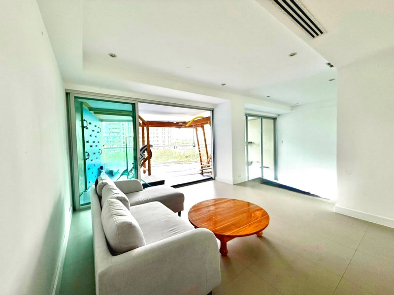 Sala contemporánea del condominio en Central Park Escazú