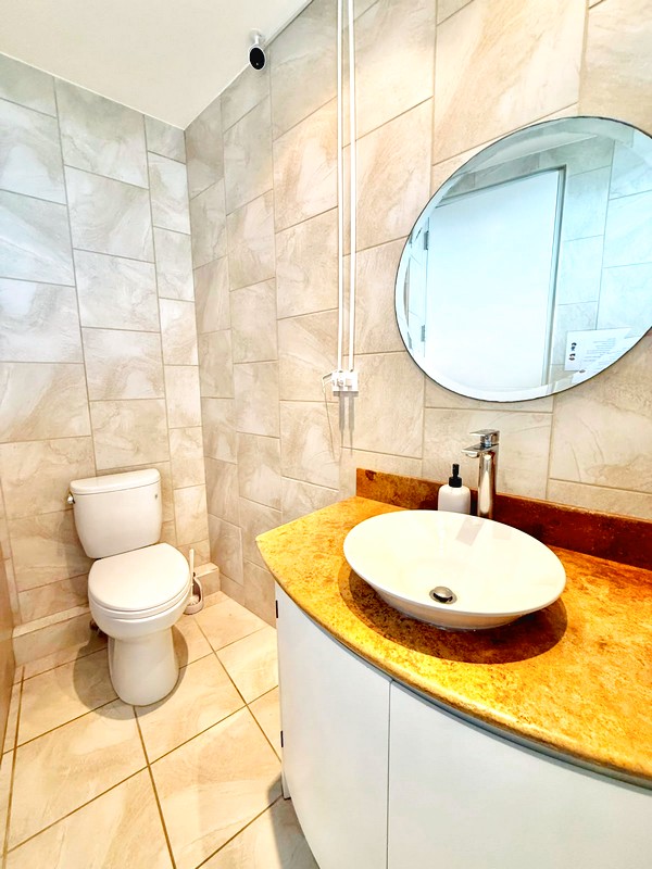 Baño de visitas del condominio