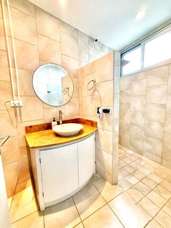 Baño adicional con mueble de lavamanos