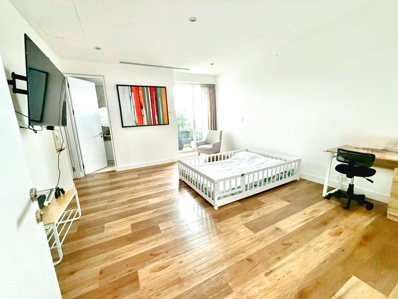 Habitación secundaria con escritorio