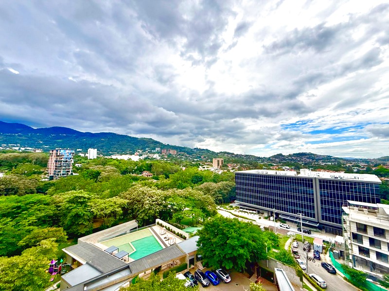 Piscina y paisaje urbano vistos desde el condominio