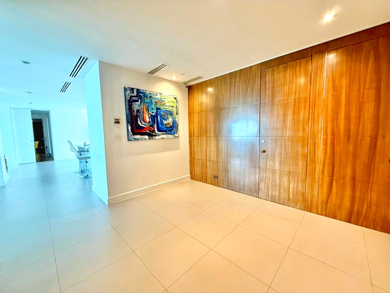 Entrada contemporánea con panel de madera