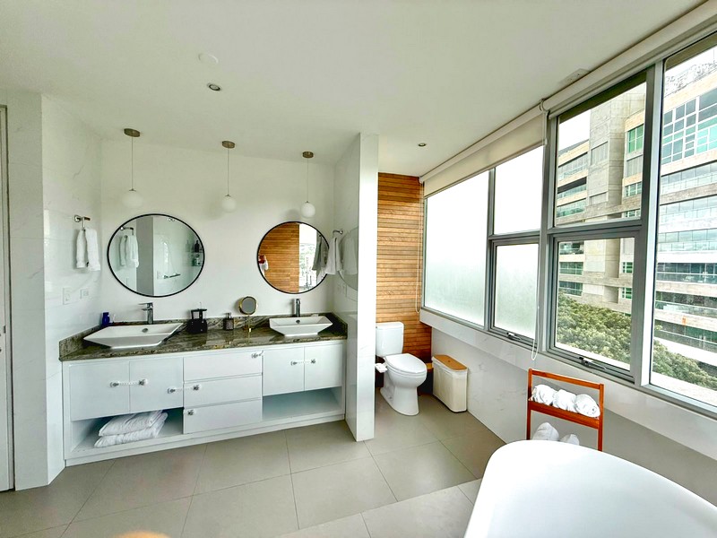Mueble de doble lavamanos en el baño principal