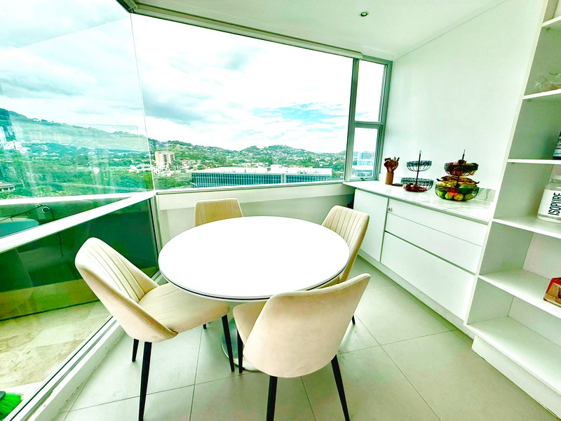 Área de comedor con vistas a las montañas de Escazú