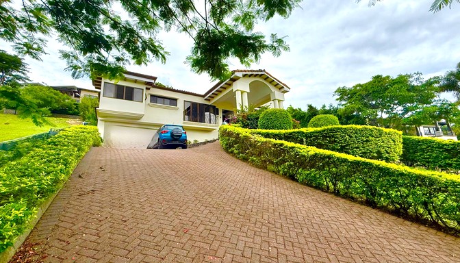 Casa de lujo en venta en exclusivo condominio cerca de Multiplaza Escazu Costa Rica