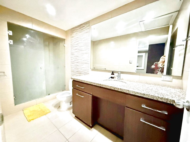Baño completo con mueble de lavamanos