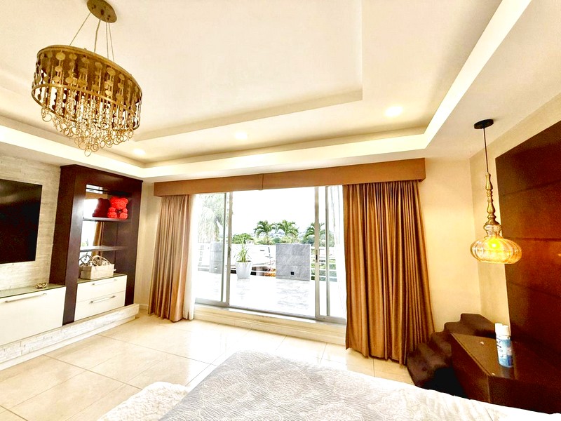 Dormitorio con acceso al área exterior