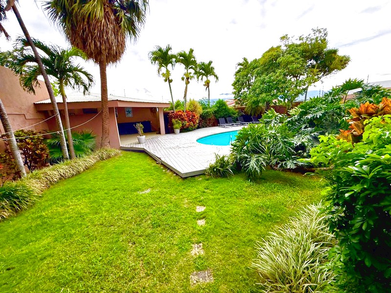 Jardín y área de piscina en Guachipelín