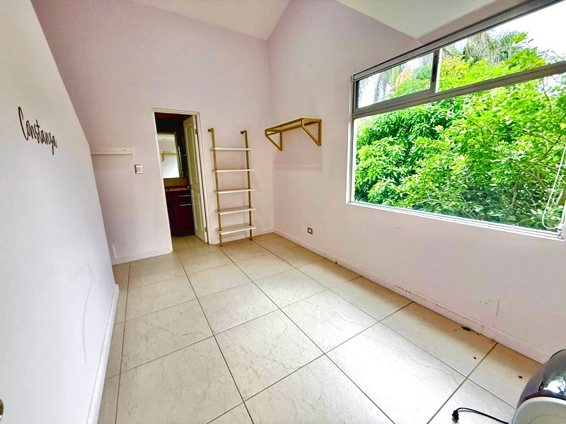 Dormitorio con vista al jardín