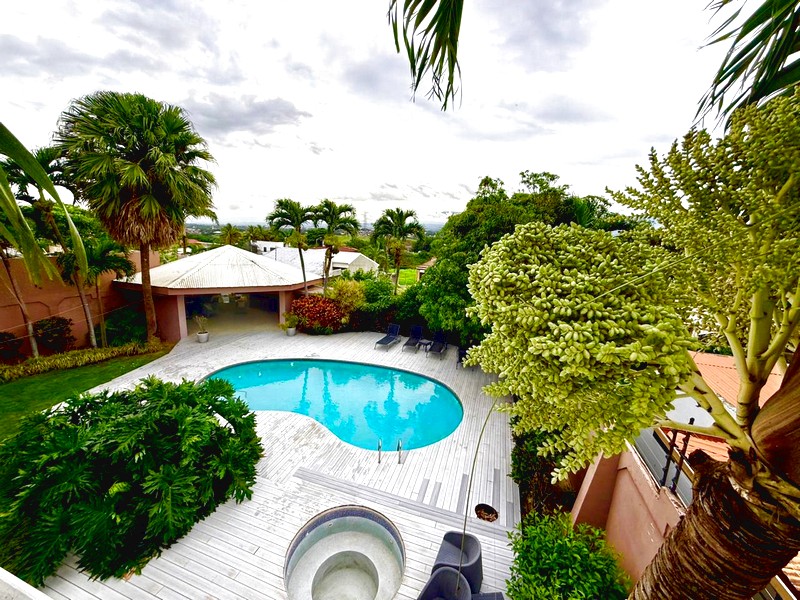 Piscina y jardín de la casa en Guachipelín