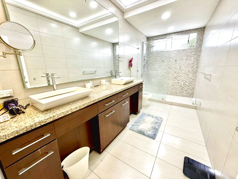 Baño con doble lavamanos