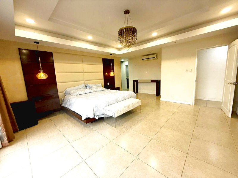 Dormitorio amplio de la casa moderna