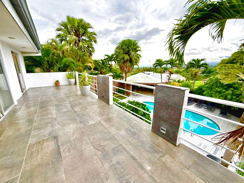 Terraza junto a la piscina en Guachipelín de Escazú