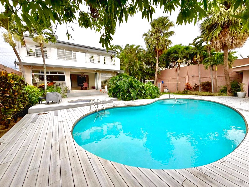 Piscina y jacuzzi de la propiedad