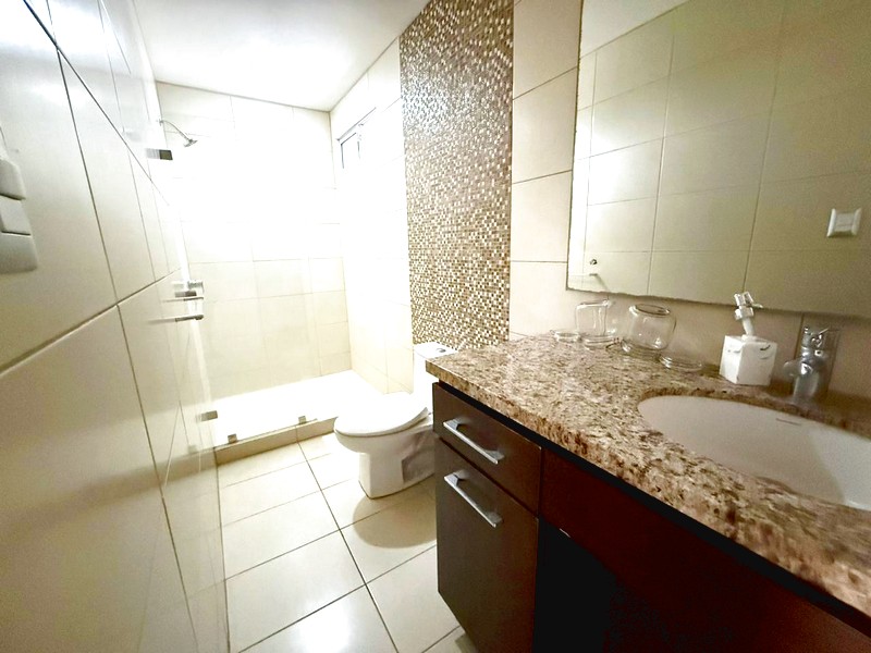 Baño con acabados contemporáneos