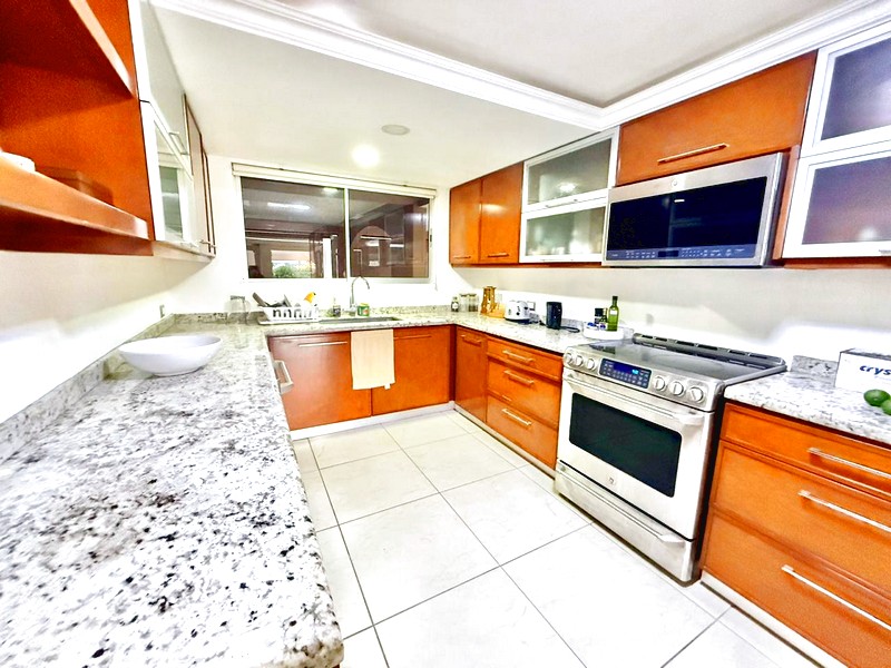 Cocina moderna de la propiedad en Escazú