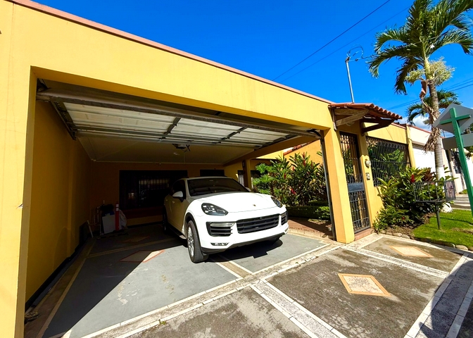 Casa Independiente en Los Laureles, Escazú, Costa Rica | Venta y Alquiler