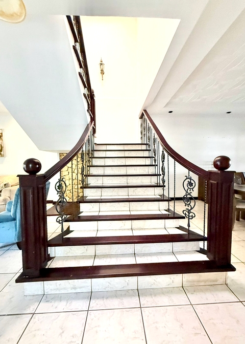 foto escaleras casa escazu