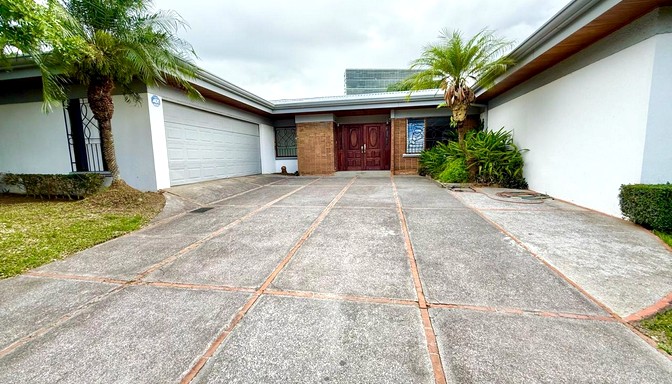 Venta de Casa Independiente de 1 Piso en los Laureles, Escazú Costa Rica – 700 m² Lote