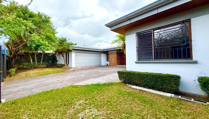 foto del frente de la casa laureles escazu