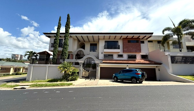 Casa independiente en Los Laureles, Escazú, Costa Rica – lujo, amplitud y ubicación privilegiada