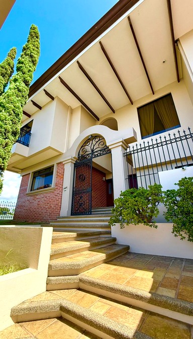 foto entrada casa en escazu costa rica