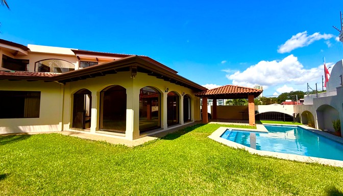 foto del patio con piscina de casa en los laureles escazu