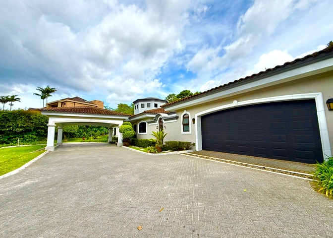 Foto del frente de la casa