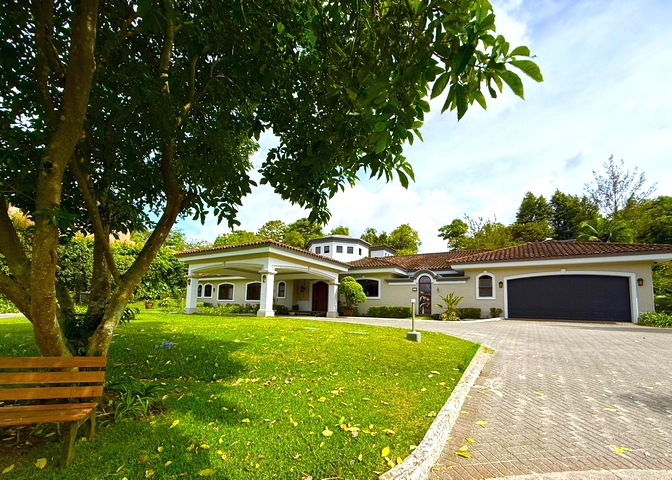 Venta de Casa de Lujo en Monterán, Curridabat | 2800 m² de terreno + Vista Panorámica