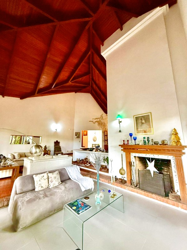 foto de la sala se aprecia el techo alto