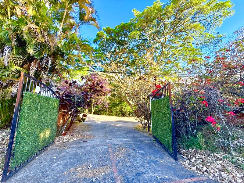 foto de la entrada de la propiedad en pozos de santa ana costa rica